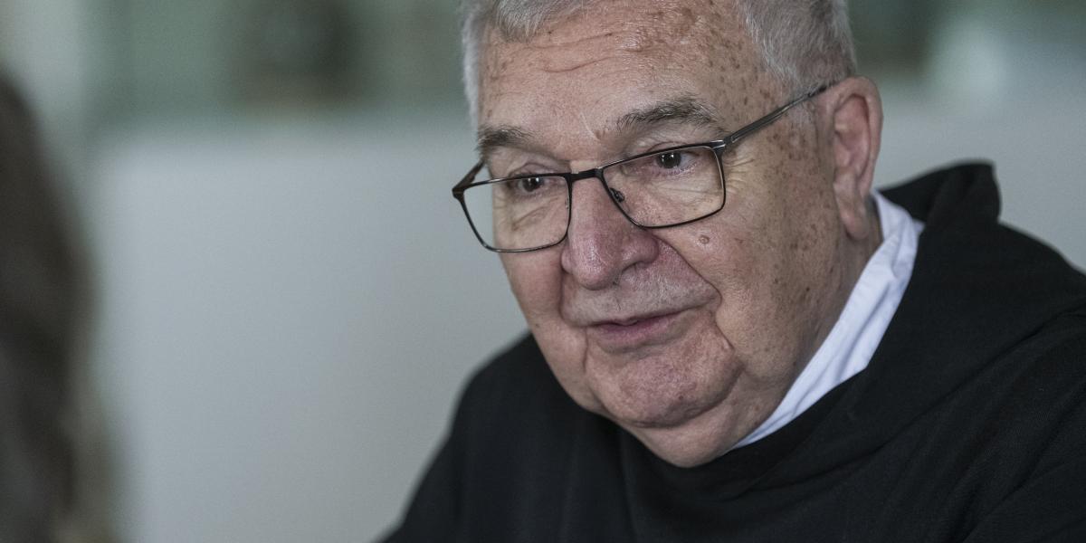 Sokunk számára Várszegi Asztrik a katolicizmus, sőt, a kereszténység megszemélyesítője. Istenről való gondolkodás