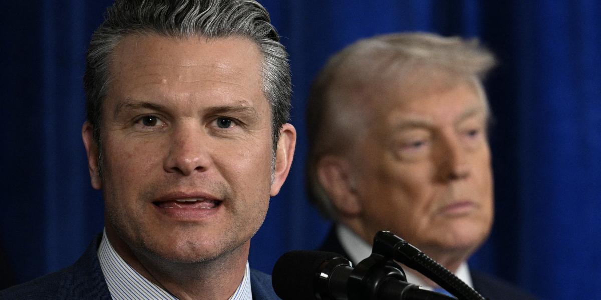 Pete Hegseth amerikai védelmi miniszter Donald Trump elnökkel a háttérben 2026. január 3-án