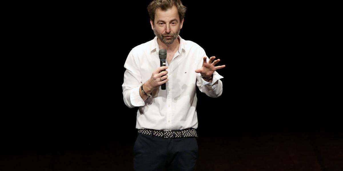 A jó író plasztikusságával mesél a Ferdinánd hídon elfordított arcról és a betegségről, apaságról, hitről