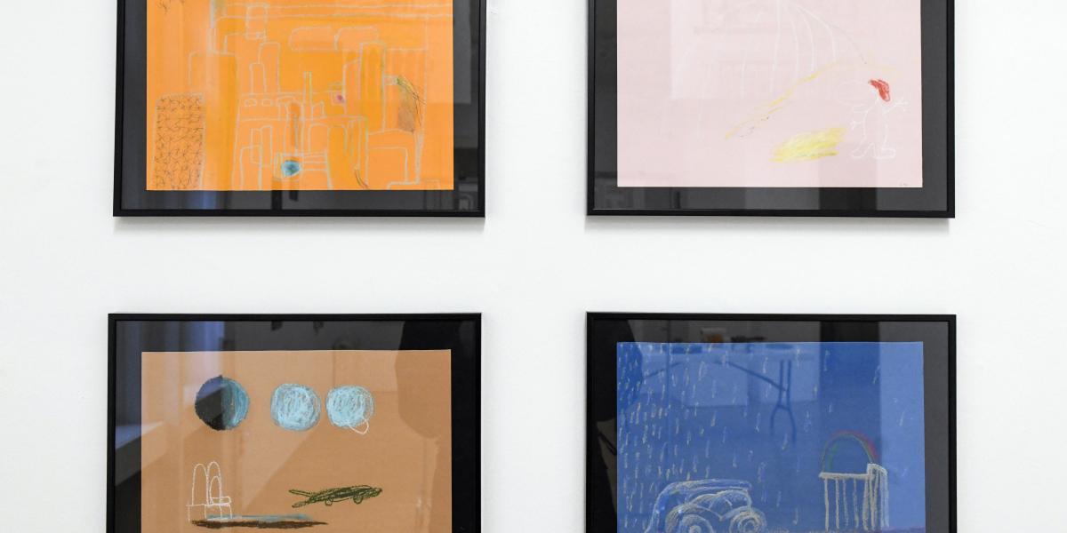 Lucy Ivanova festőművész munkáiban a személyes traumák vizuális értelmezésével kísérletezik, a kiállításban épp azzal, hogyan magyarázható el a jelenkor egy újszülöttnek