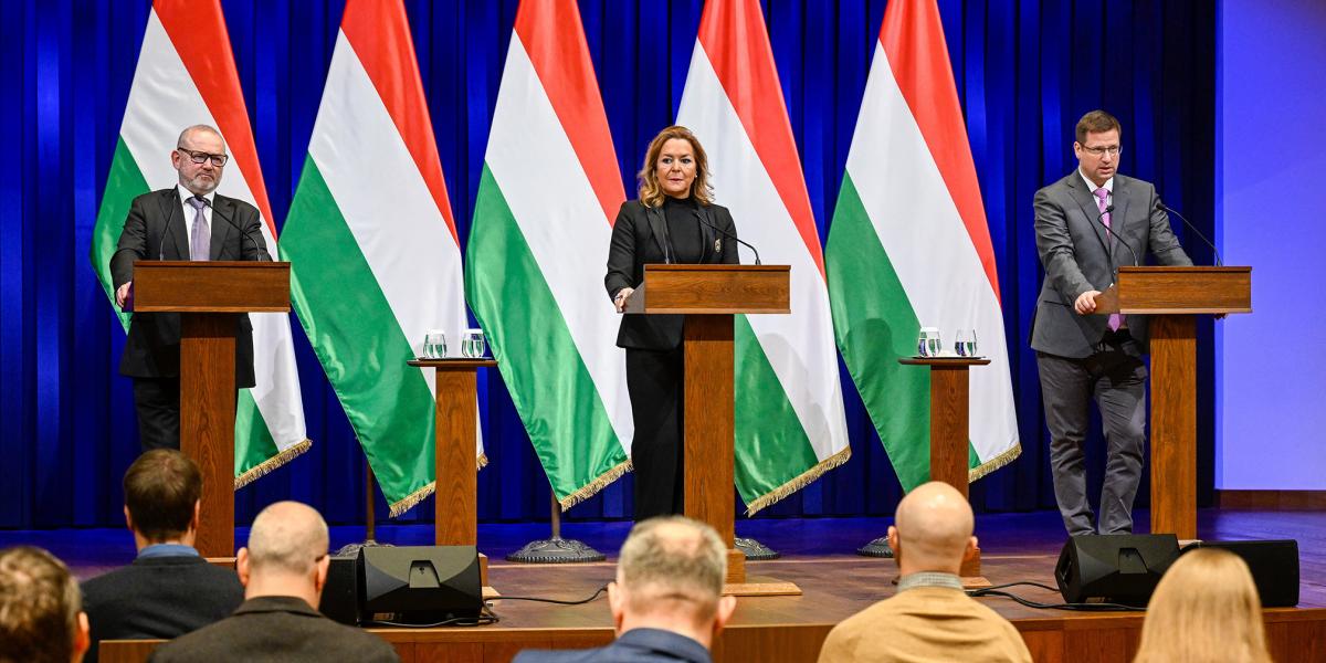 Lantos Csaba energiaügyi miniszter, Vitályos Eszter kormányszóvivő és Gulyás Gergely, a Miniszterelnökséget vezető miniszter a csütörtöki kormányinfón