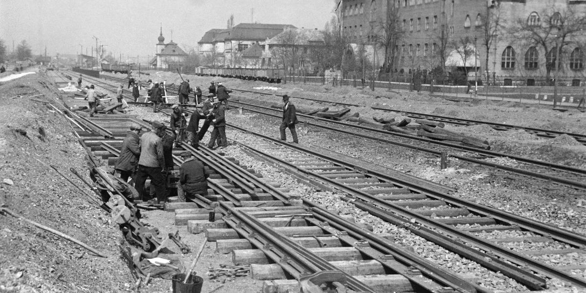 A ceglédi vasútvonal pályája, balra a Városliget, jobbra Herminamező. De mi az a tornyos, hagymakupolás épület?