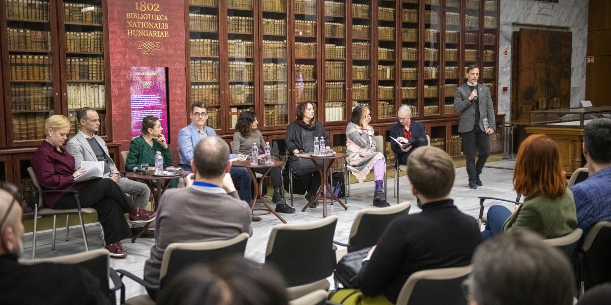 A kötet a mindenkori kultúrpolitikától független mecenatúra építésének egyik első lépése