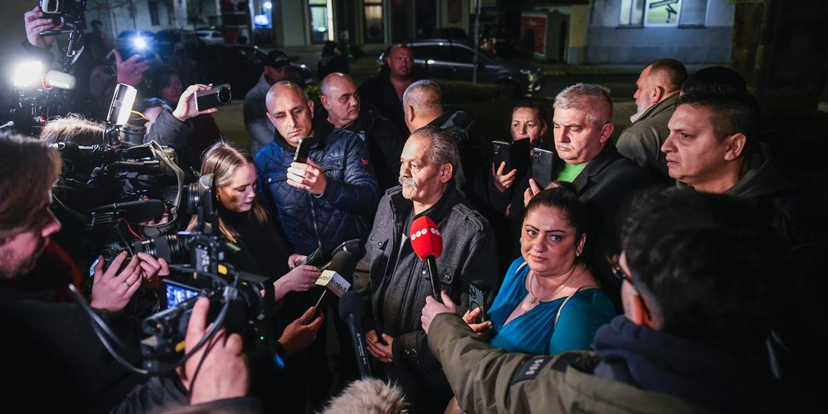 Tüntetők Gyöngyösön, köztük Sikos Katalin (kék felsőben). 