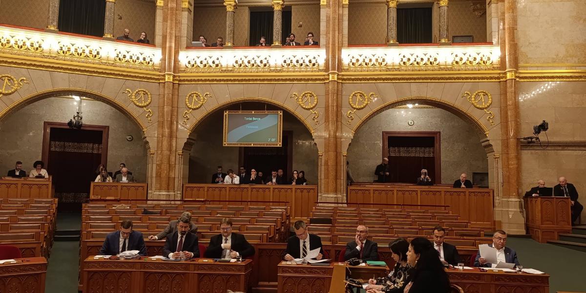 Üres fideszes padsorok a hétfői rendkívüli ülésen