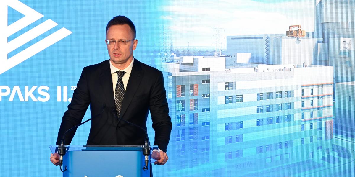 Szijjártó Péter külgazdasági és külügyminiszter beszédet mond a Paks II. Atomerőmű első betonöntési ünnepségén 2026. február 5-én. 