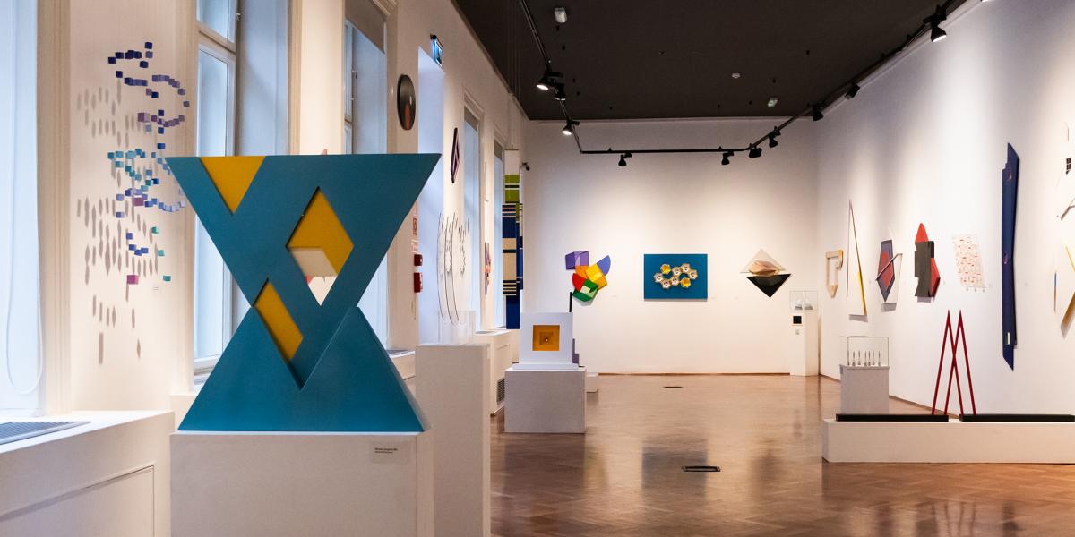 A kiállításon három absztrakt művészeti csoportosulás alkotóinak munkái láthatók