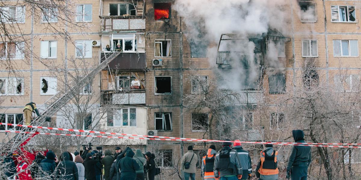 Harkivban újabb lakóházat ért találat, de országszerte már százezrek kényszerülnek fagyos lakásaikban túlélni az energiahálózatot leromboló orosz légicsapások miatt