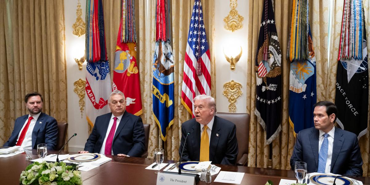 Donald Trump amerikai elnök, Marco Rubio külügyminiszter (jobbra) és J. D. Vance alelnök (balra) és Orbán Viktor a Fehér Ház kabinettermében, Washingtonban, 2025. november 7-én.