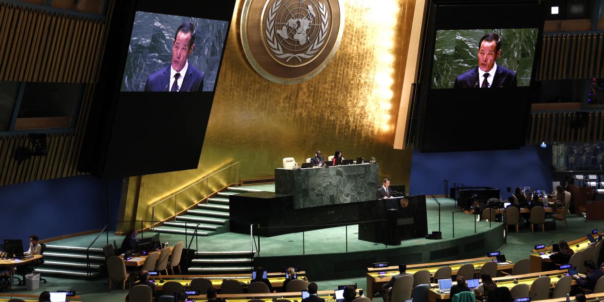 Szong Kim, a Koreai Népi Demokratikus Köztársaság küldöttségének elnöke beszédet mond az Egyesült Nemzetek Szervezetének székházában a 78. Közgyűlés (ENSZ-közgyűlés) alatt, 2023. szeptember 26-án, New Yorkban, az Egyesült Államokban.