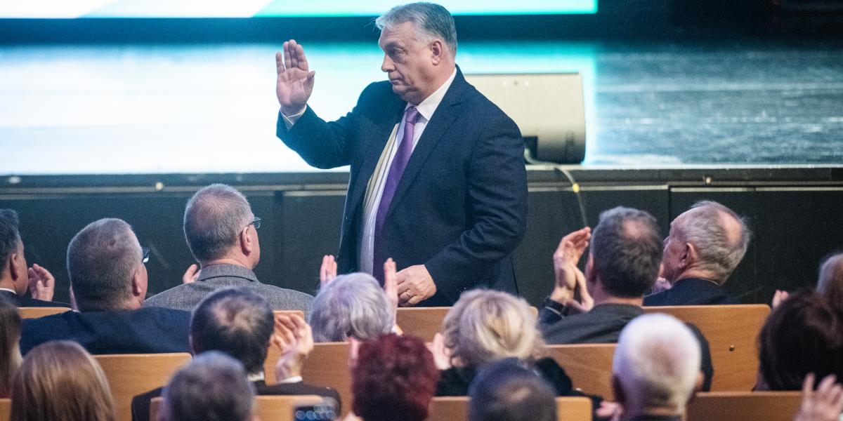 Húsz év miniszterelnökség. Orbán Viktor 1998-ban és 2026-ban