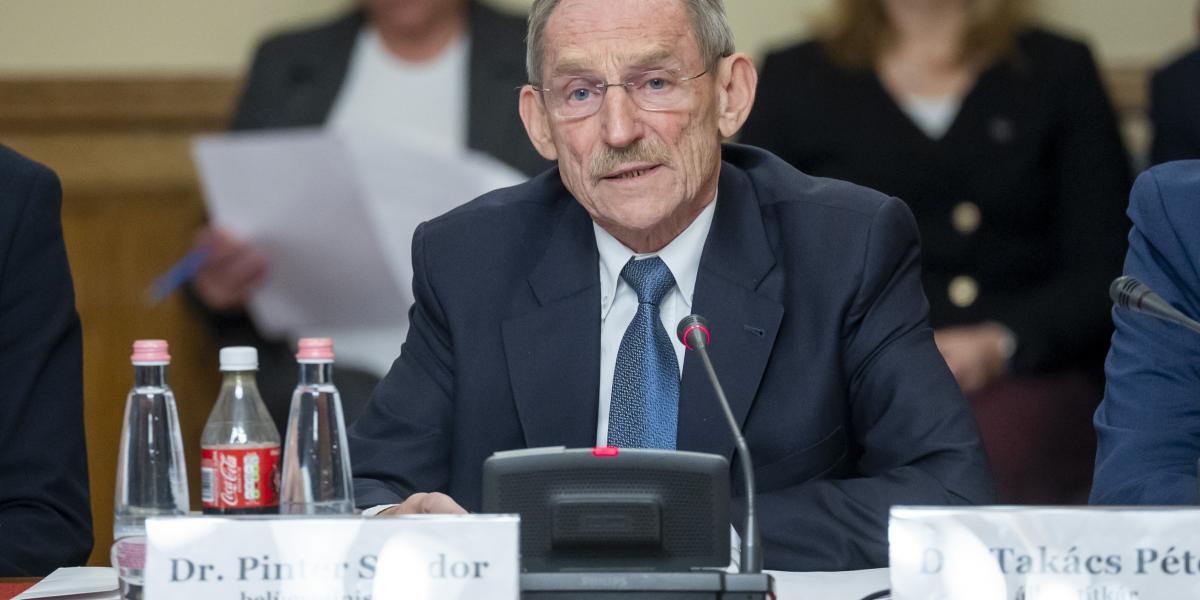 Pintér Sándor nem zárta ki, hogy a kamara is működtethetne etikai bizottságot