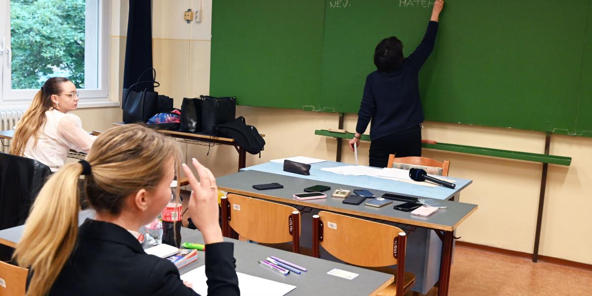 Azt a pedagógust, aki fegyelmit kapott, kizárták a jutalmazásból