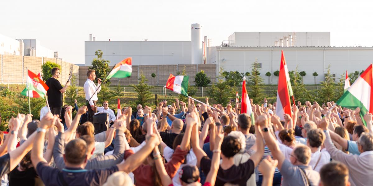 Magyar Péter a gödi Samsung gyár előtt 2024. május 18-án 