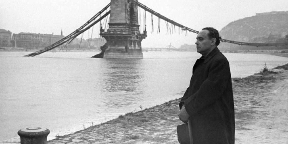 Szálasi Ferenc
és a felrobbantott
Lánchíd – a
történelem örök
ingája most épp
a gyűlöletcentrikus,
kirekesztő,
rasszista paradigma
felé leng