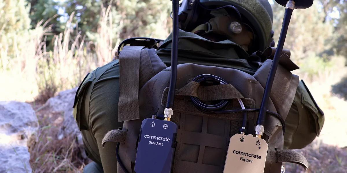 Izraeli katona,
hátán a Commcrete
muholdas
adóvevoje. A
készülék súlya
15 deka, nem kell
hozzá antenna,
és a Föld
bármely pontján
üzembiztos