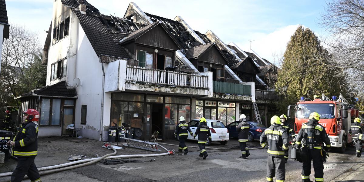 Tűzoltók a kigyulladt épületnél Budakeszin február 13-án 