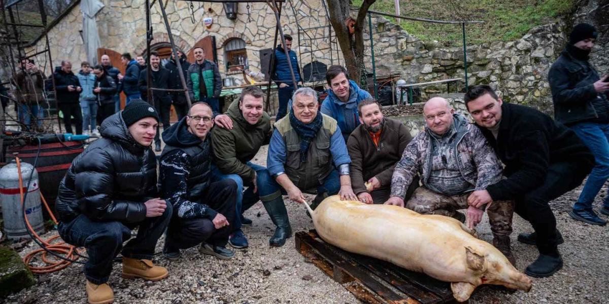 Orbán Viktor múlt vasárnap Pátyon. Nem üres kézzel érkezett