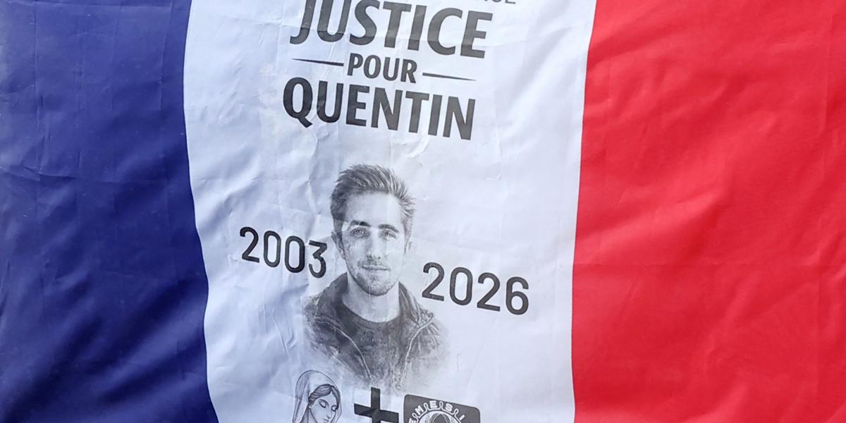 Quentin Deranque portréja egy francia zászlón a tiszteletére rendezett tüntetésen Párizsban február 15-én 