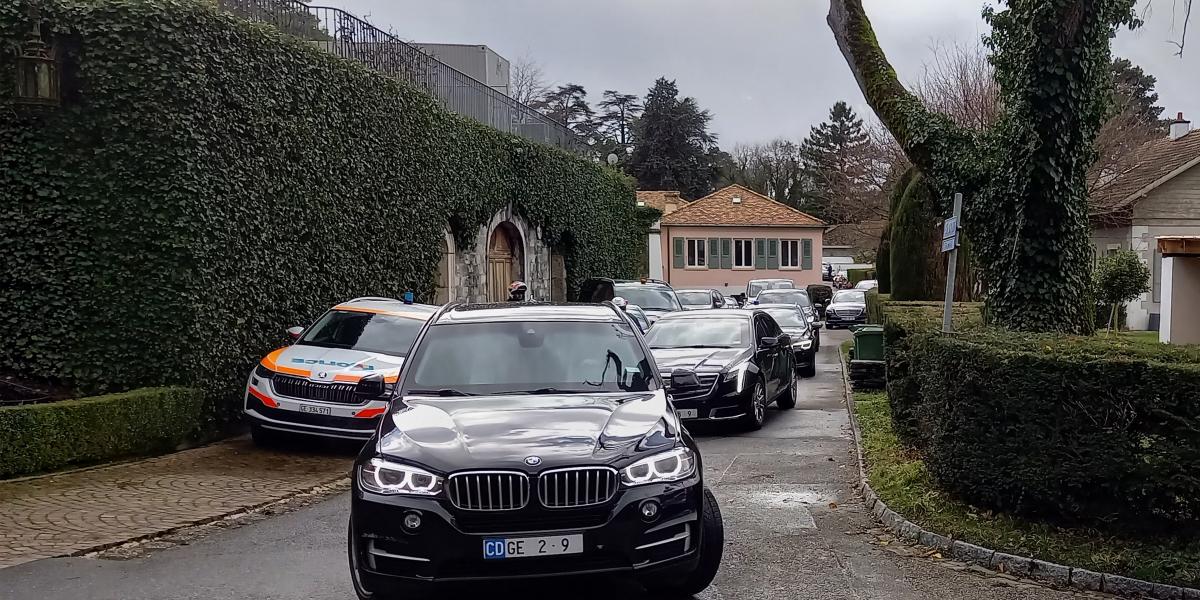 Omán svájci nagykövetségét tegnap nyilatkozat és mindenféle bejelentés nélkül hagyta el az amerikai és iráni delegáció