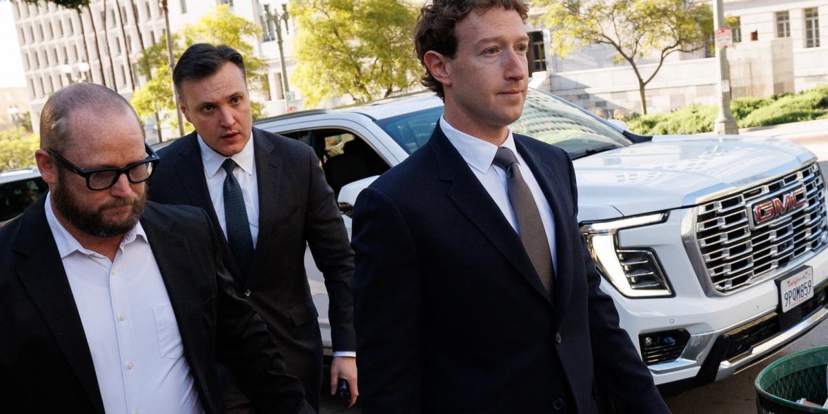 Mark Zuckerberg, a Meta vezérigazgatója megérkezik a Los Angeles-i bíróságra, hogy tanúskodjon egy közösségimédia-függőségről szóló perben 2026. február 18-án.