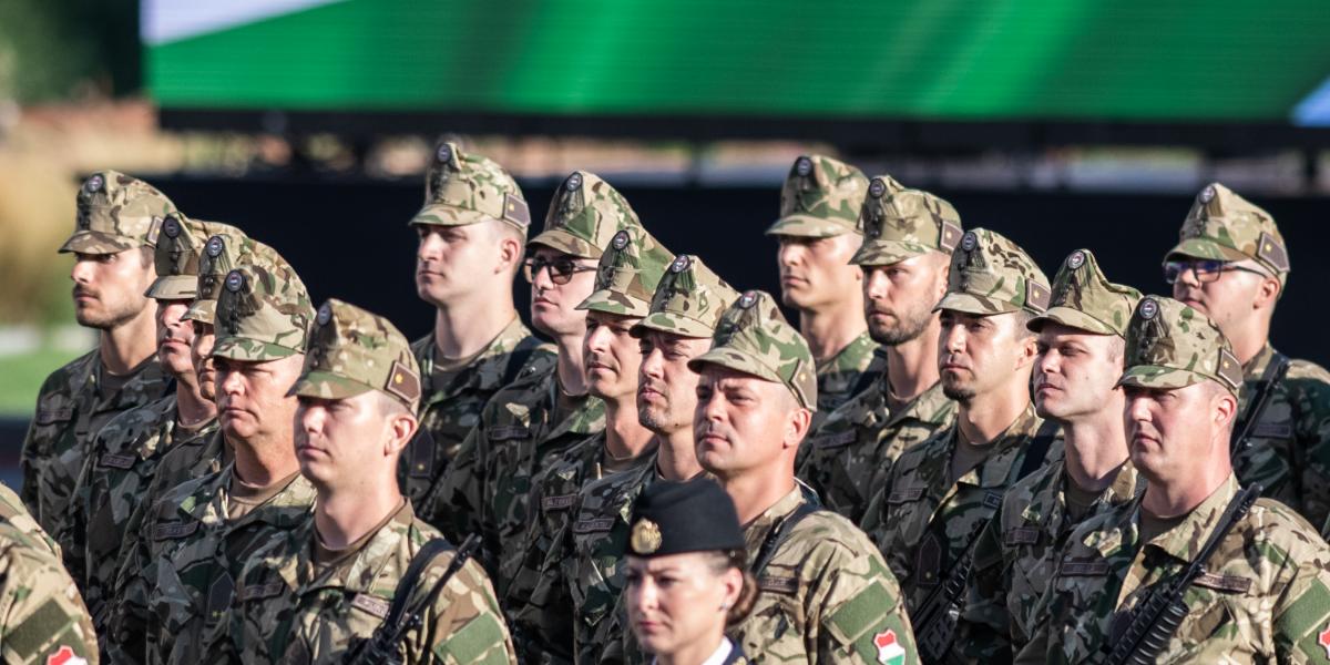 Orbán Gáspár (középen, a katonanő mögött) tisztté avatása 2020. augusztus 20-án 