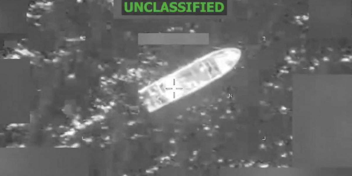 A feltételezett drogcsempész hajó az amerikai haderő déli parancsnoksága (SOUTHCOM) által közzétett felvételen