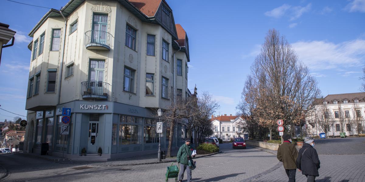 Veszprémi látkép. A városban igen népszerű a Tisza Párt