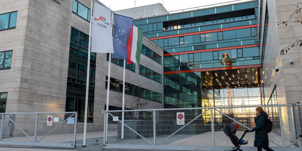 A Mavir, „a hazai energia irányítójának” épülete előtt tegnap még nem álltak katonák