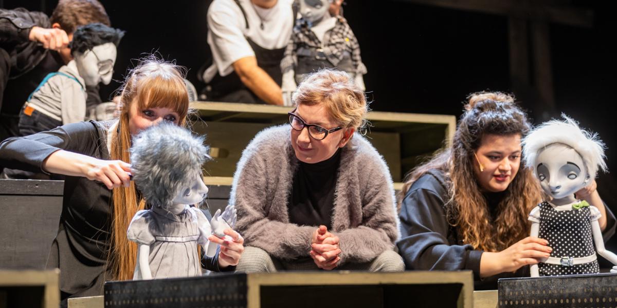  A diákok és osztályfőnökük (Ellinger Edina és volt tanítványai) a Budapest Bábszínház Semmi 2.0 című darabjának előadásán