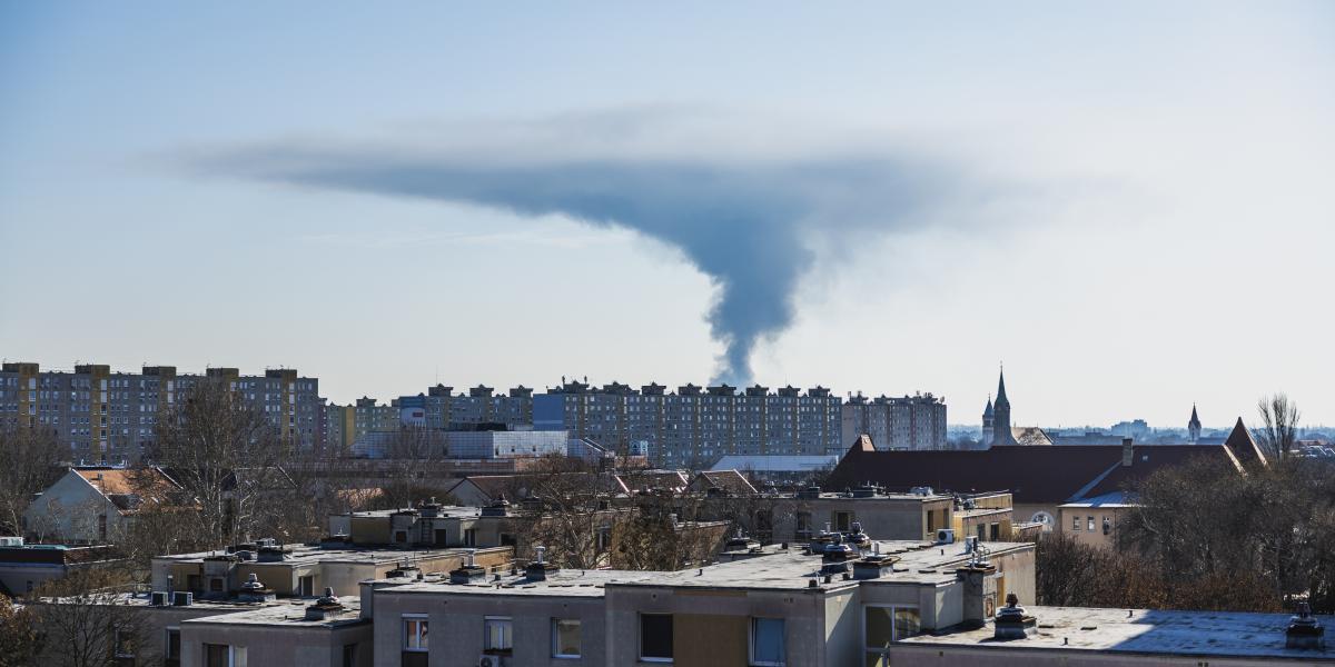A kigyulladt szemét füstje