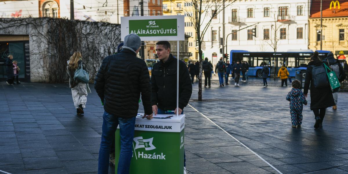 A Mi Hazánk aláírást gyűjt a Széll Kálmán téren február 23-án.