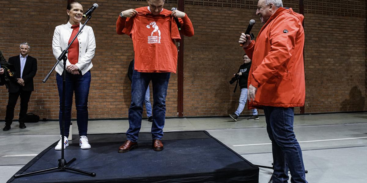 Pólót kapott az MSZP-elnök Komjáthi Imrétől a miniszter, aki egy másik pólóval viszonozta azt a rendezvényen