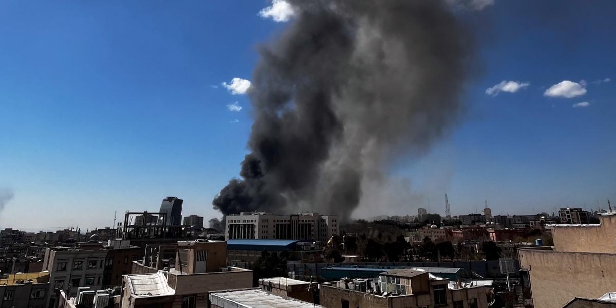 Füstfelhő 2026. március 1-én az Iráni Forradalmi Gárda teheráni főhadiszállása felett a Szepah téren