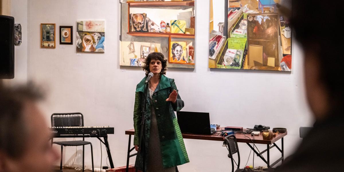 A minimalista vásznak nem magyaráznak, nem dramatizálnak. A tárgyakat hagyják érvényesülni