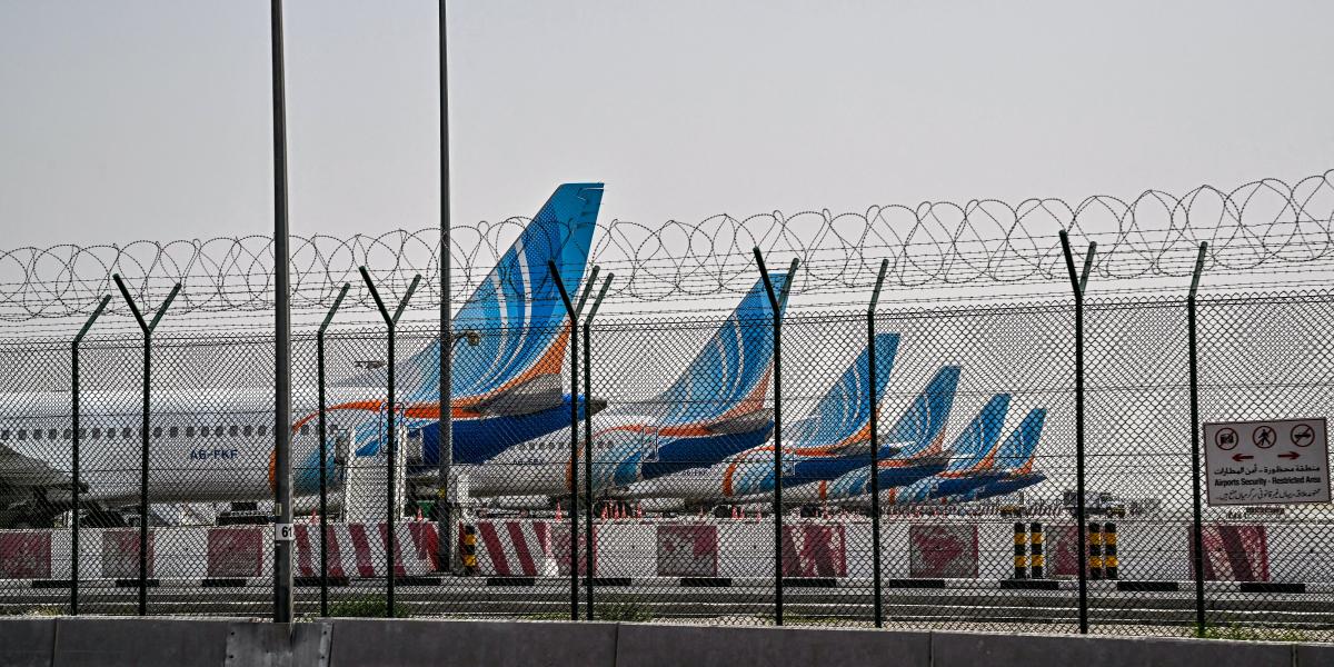 Várakozó repülőgépek a dubaji nemzetközi repülőtéren március 2-án 