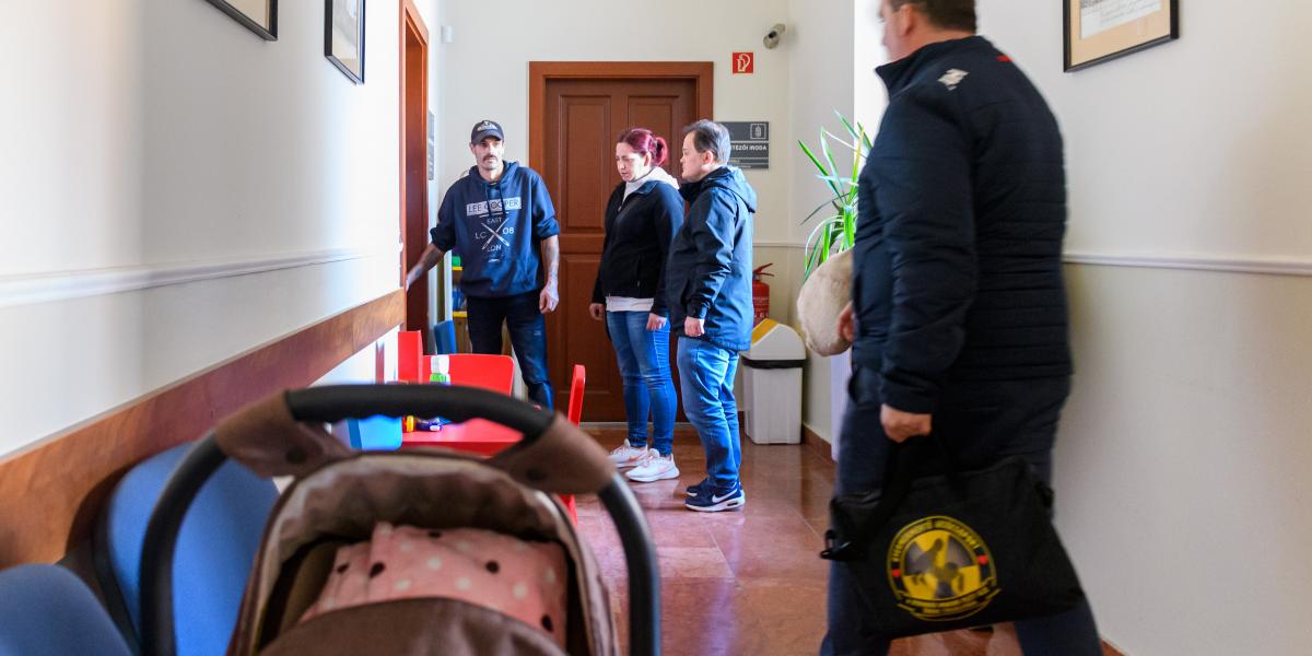 A szülők és a jogvédők a tatai gyámhivatalban március 3-án 