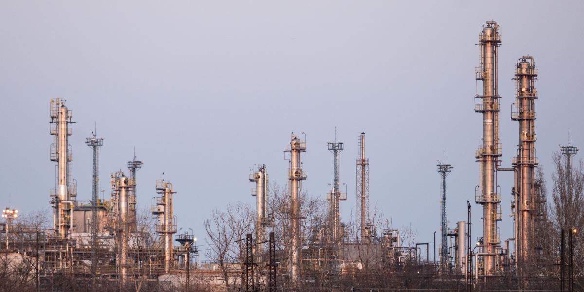 A százhalombattai olajfinomító tornyai 