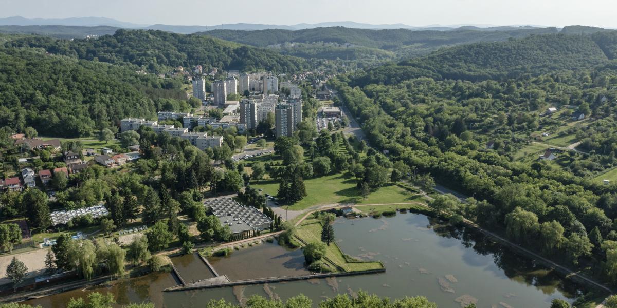 A drónnal készült felvételen a Beszterce lakótelep és a Tóstrand Salgótarjánban 2023. június 1-jén
