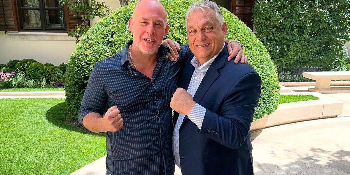 Orbán Viktor itt állt legközelebb
a rap mufajhoz: Dopeman korábban
még a miniszterelnök ledöntött
hungarocell szobrának fejével focizott,
most politikai harcostárs