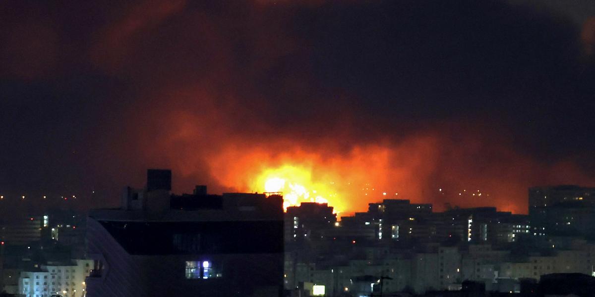 Füst és tűz a Mehrabad nemzetközi repülőtéren Iránban, Teheránban 2026. március 7-én. 