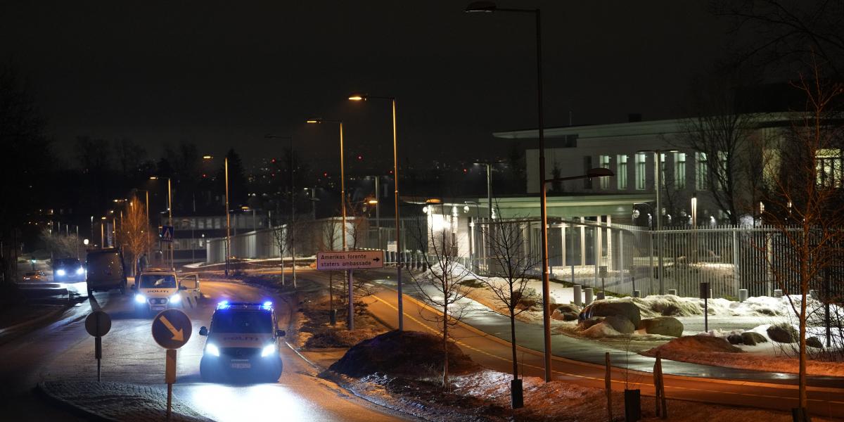 Rendőrök az Egyesült Államok oslói nagykövetségénél 2026. március 7-én