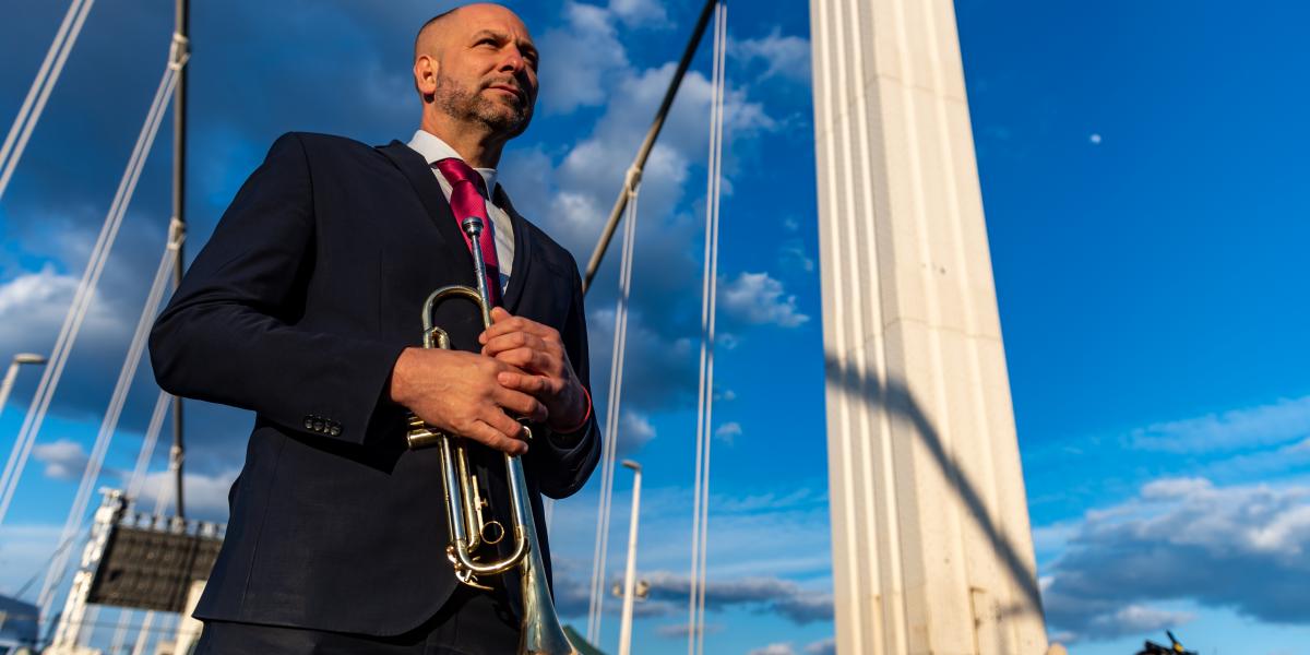 Szabó Bálint trombitájával az egyik hídfoglalásnál