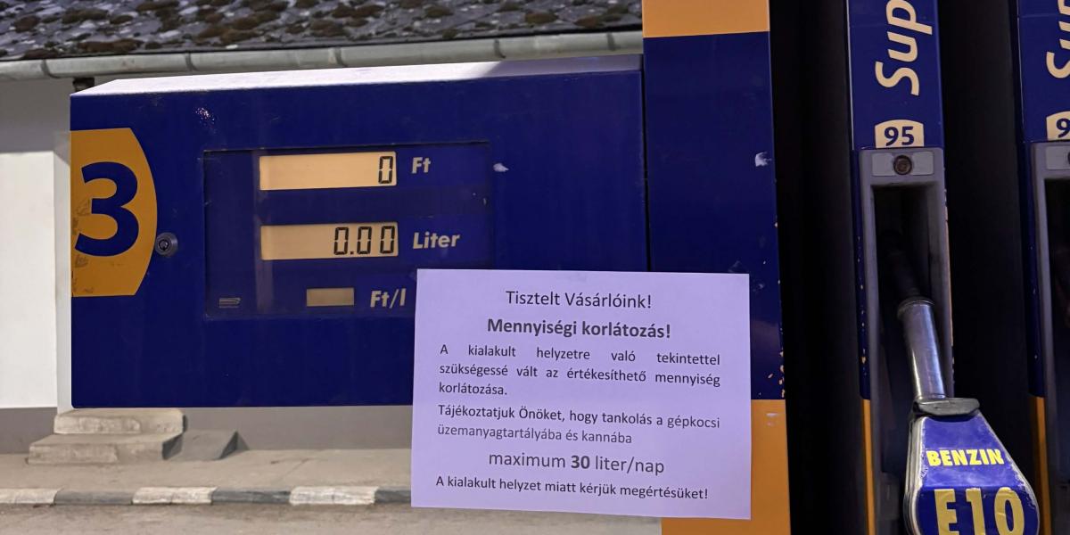 Korlátozó felirat az őcsényi benzinkúton