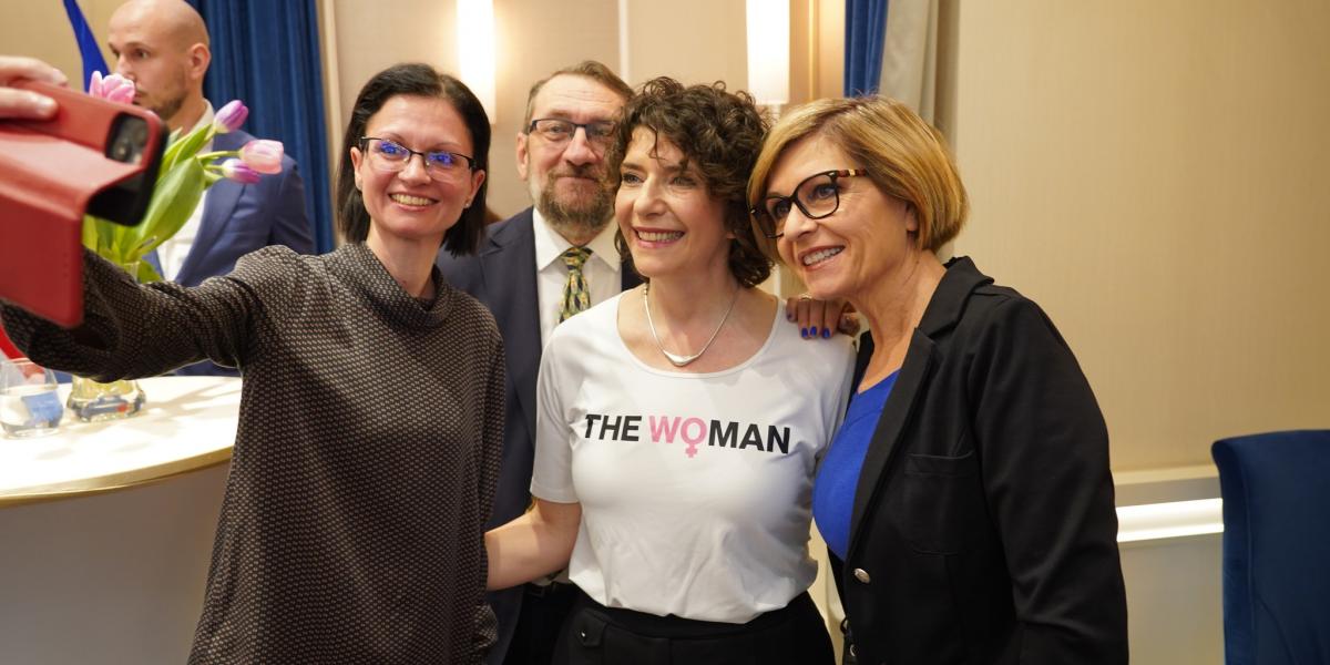 Dobrev Klára, a DK elnöke a párt nőnapi rendezvényén