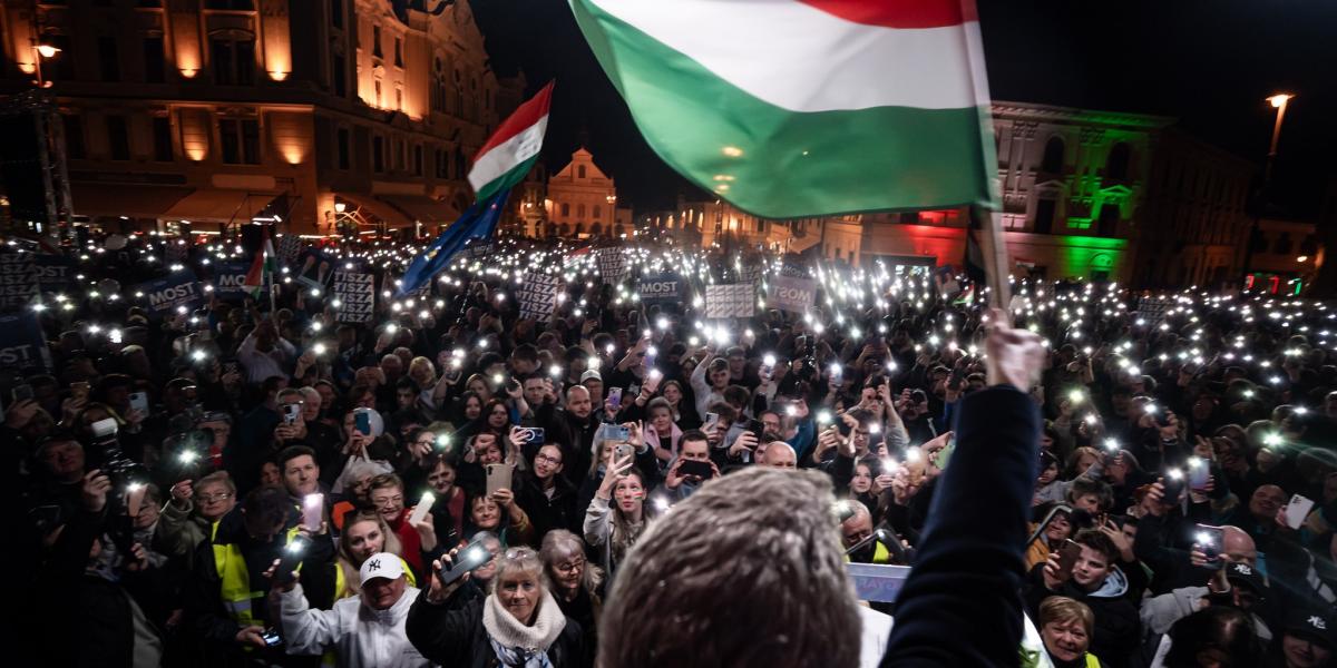 Tisza-kampánygyűlés Pécsen. Sokan vannak, de hogy elegen-e, az áprilisban derül ki