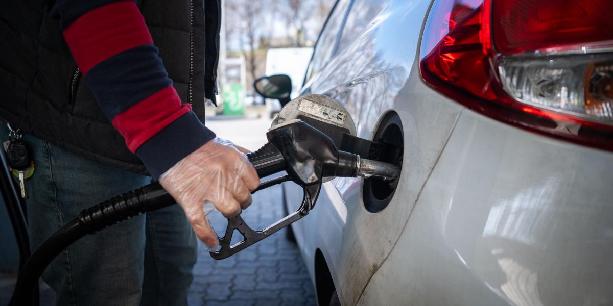 Ha valaki Budapesten lakik, akkor havonta 2500 kilométerre elegendő benzinpénzt kap