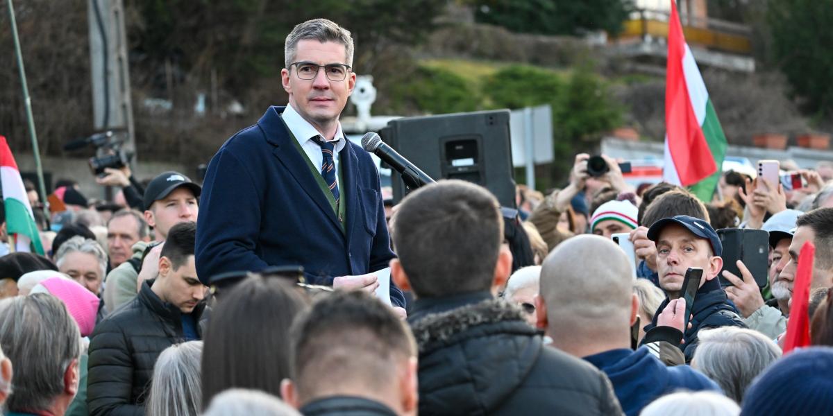 Kocsis Máté a Tüntessünk az ukrán zsarolás ellen! című demonstráción Ukrajna budapesti nagykövetsége előtt március 6-án 