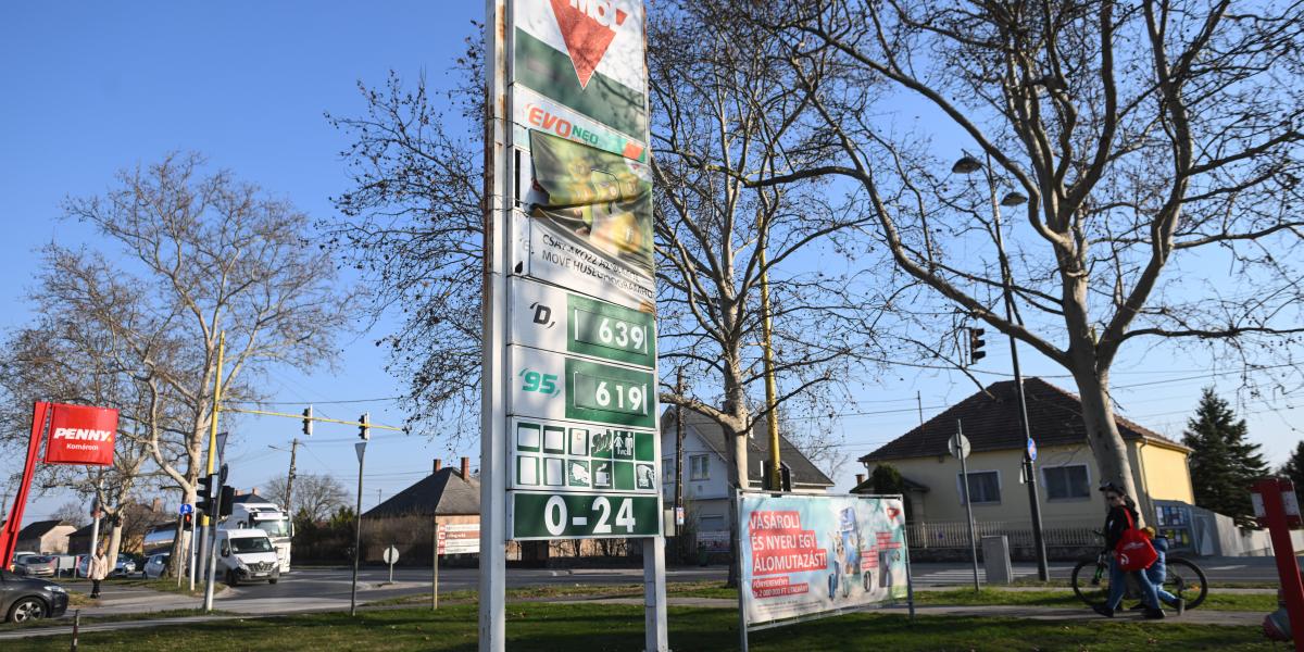 Maximalizált üzemenyagárak egy komáromi MOL-kúton március 9-én 