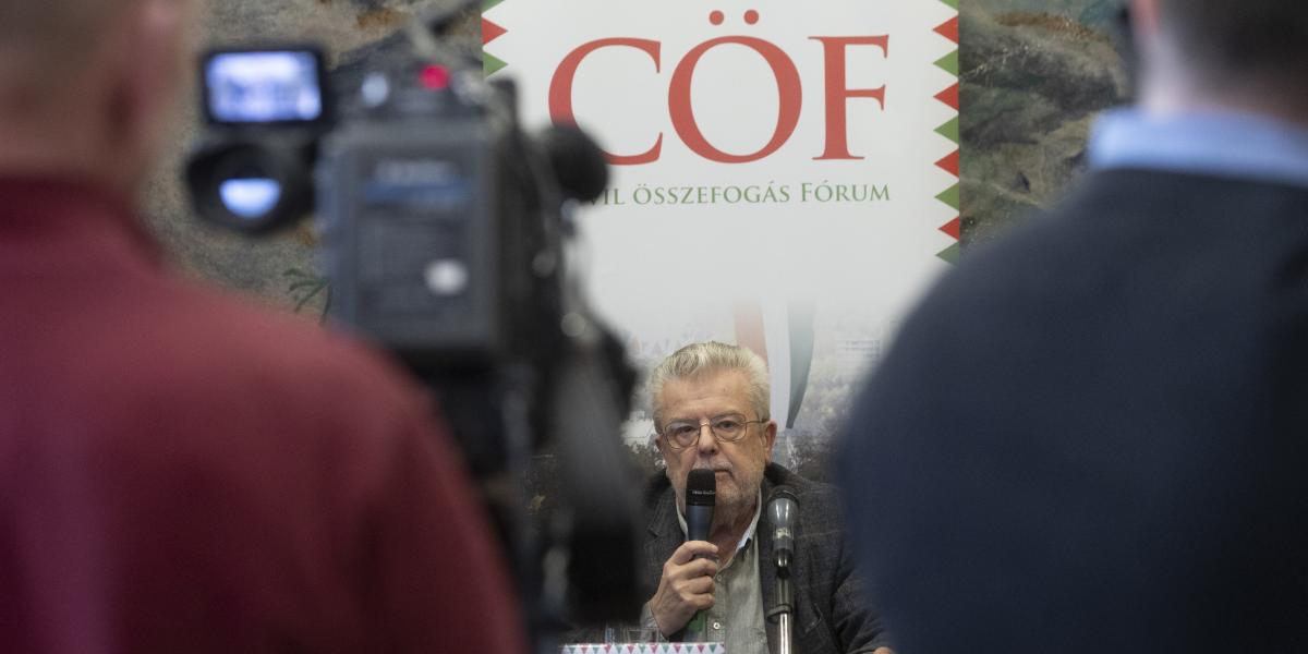 Csizmadia László, a CÖF-CÖKA elnöke a március 15-re szervezett Békemenetről tartott sajtótájékoztatón Budapesten március 9-én 